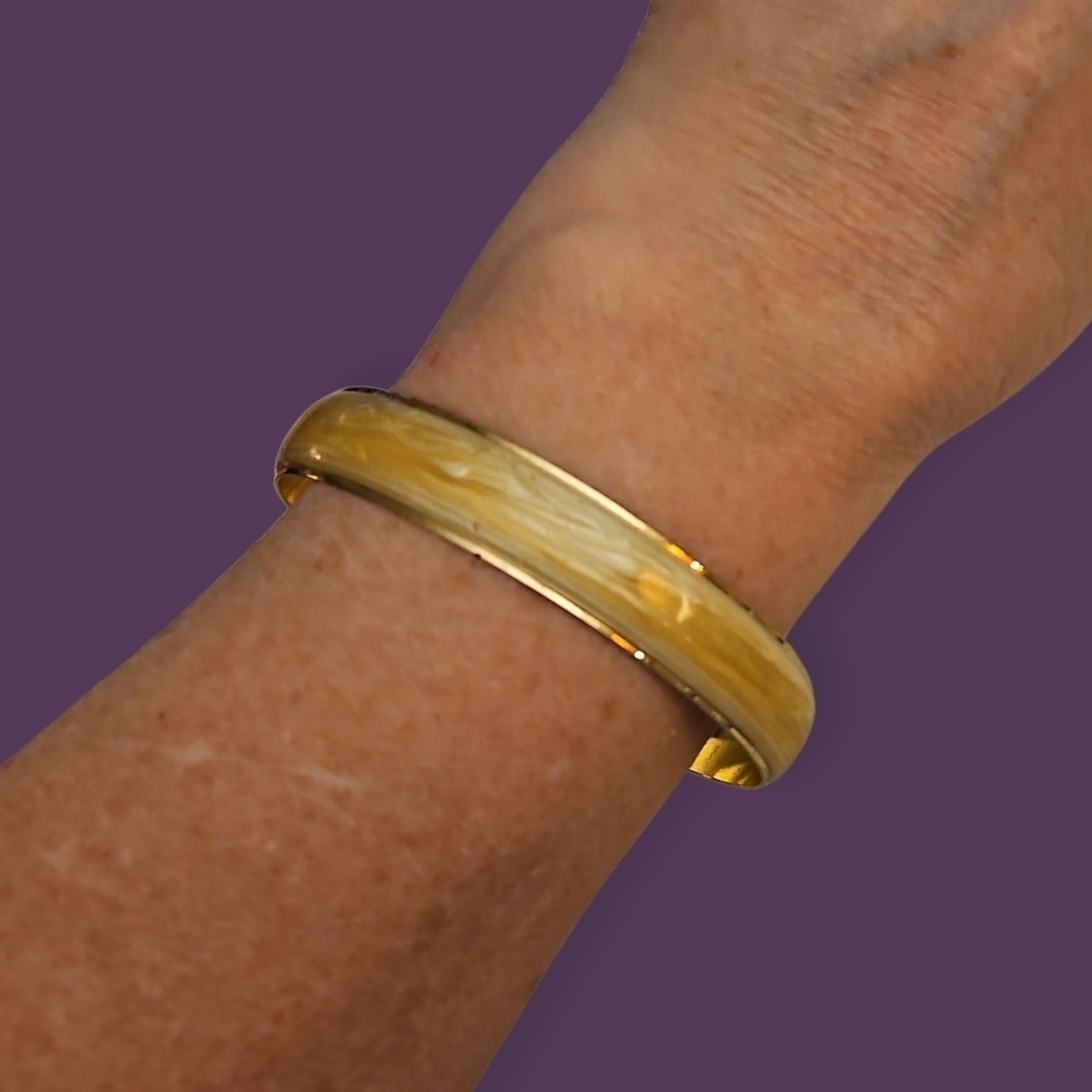 Vtg AVON Goldtone Enamel Bangle Bracelet